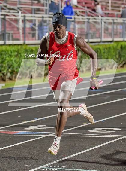 Thumbnail 3 in Dog Pound Invitational (4 x 400 Meter) photogallery.