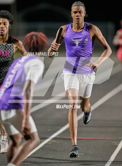 Thumbnail 2 in Dog Pound Invitational (4 x 400 Meter) photogallery.
