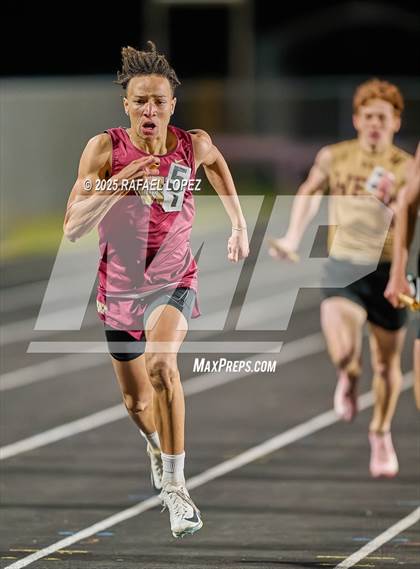 Thumbnail 3 in Dog Pound Invitational (4 x 400 Meter) photogallery.