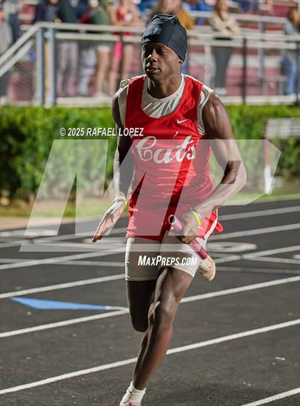 Thumbnail 1 in Dog Pound Invitational (4 x 400 Meter) photogallery.