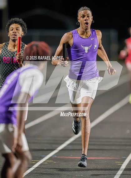 Thumbnail 1 in Dog Pound Invitational (4 x 400 Meter) photogallery.