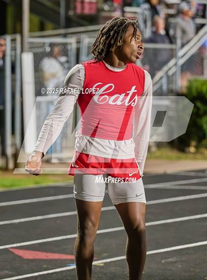 Thumbnail 1 in Dog Pound Invitational (4 x 400 Meter) photogallery.