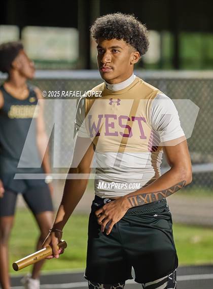 Thumbnail 1 in Dog Pound Invitational (4 x 400 Meter) photogallery.