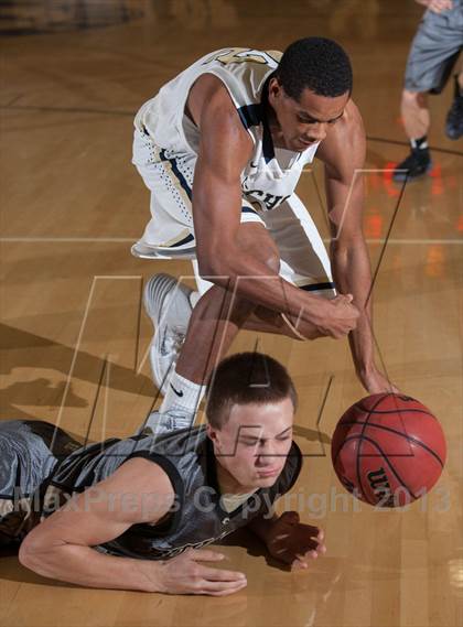 Thumbnail 2 in Central Catholic vs. Buhach Colony photogallery.