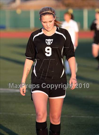 Thumbnail 2 in Parker vs. Flintridge Sacred Heart (CIF SoCal D3 Regional Final) photogallery.