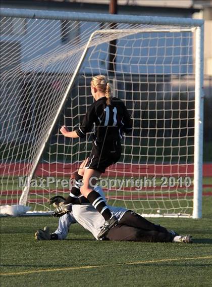 Thumbnail 3 in Parker vs. Flintridge Sacred Heart (CIF SoCal D3 Regional Final) photogallery.