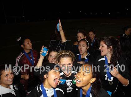 Thumbnail 2 in Parker vs. Flintridge Sacred Heart (CIF SoCal D3 Regional Final) photogallery.