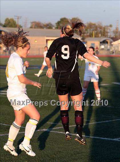 Thumbnail 2 in Parker vs. Flintridge Sacred Heart (CIF SoCal D3 Regional Final) photogallery.