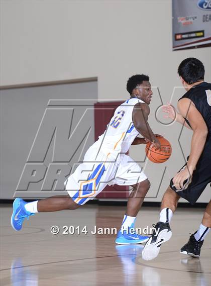 Thumbnail 1 in King vs. Archbishop Mitty (MaxPreps Holiday Classic) photogallery.