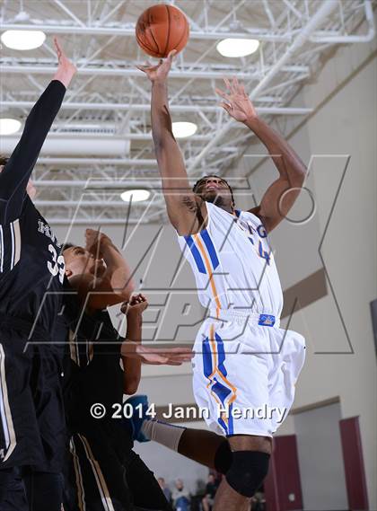Thumbnail 2 in King vs. Archbishop Mitty (MaxPreps Holiday Classic) photogallery.