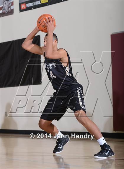 Thumbnail 3 in King vs. Archbishop Mitty (MaxPreps Holiday Classic) photogallery.