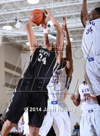 Thumbnail 3 in King vs. Archbishop Mitty (MaxPreps Holiday Classic) photogallery.
