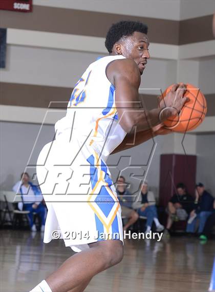 Thumbnail 3 in King vs. Archbishop Mitty (MaxPreps Holiday Classic) photogallery.