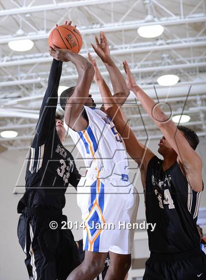 Thumbnail 2 in King vs. Archbishop Mitty (MaxPreps Holiday Classic) photogallery.