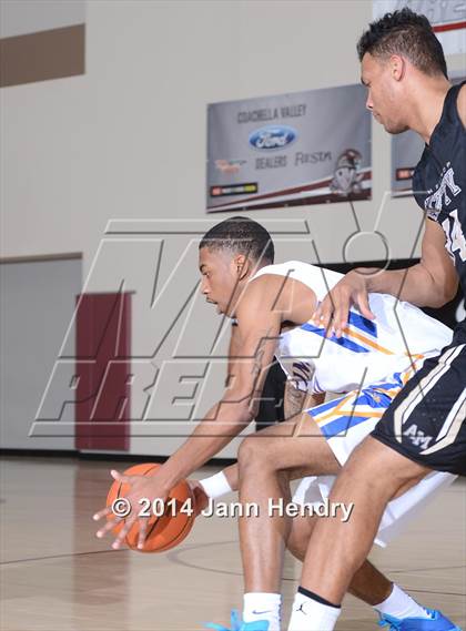 Thumbnail 2 in King vs. Archbishop Mitty (MaxPreps Holiday Classic) photogallery.