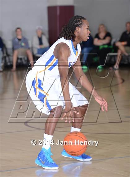 Thumbnail 2 in King vs. Archbishop Mitty (MaxPreps Holiday Classic) photogallery.