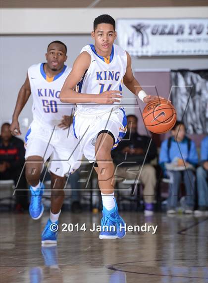 Thumbnail 3 in King vs. Archbishop Mitty (MaxPreps Holiday Classic) photogallery.
