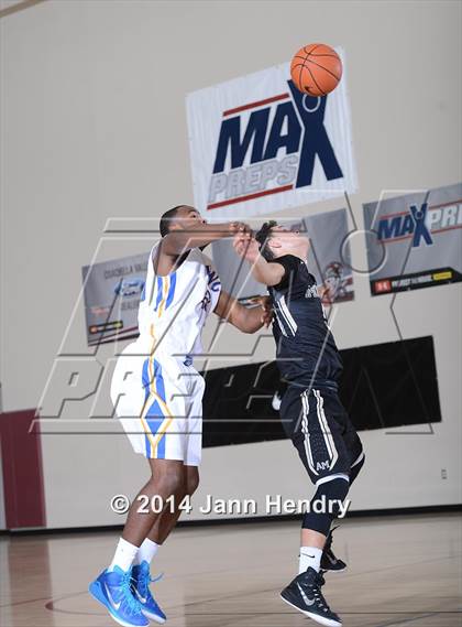 Thumbnail 2 in King vs. Archbishop Mitty (MaxPreps Holiday Classic) photogallery.