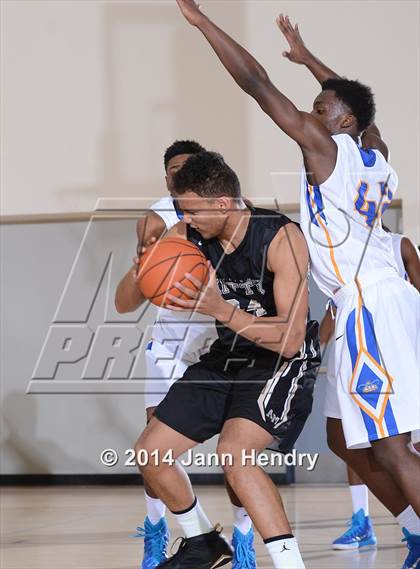 Thumbnail 1 in King vs. Archbishop Mitty (MaxPreps Holiday Classic) photogallery.