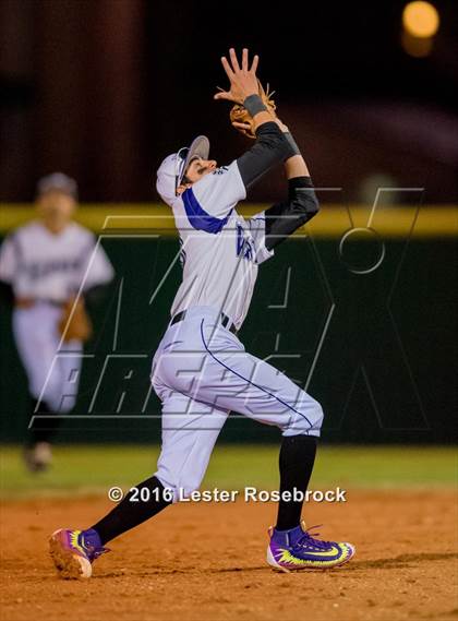 Thumbnail 3 in MacArthur vs Warren photogallery.