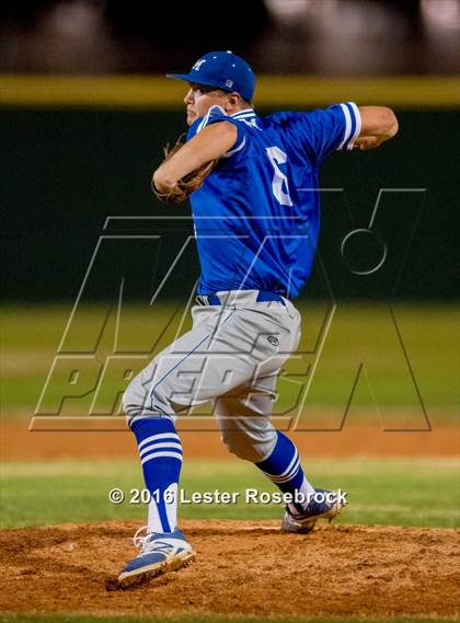 Thumbnail 1 in MacArthur vs Warren photogallery.