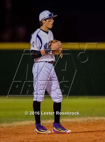 Thumbnail 1 in MacArthur vs Warren photogallery.