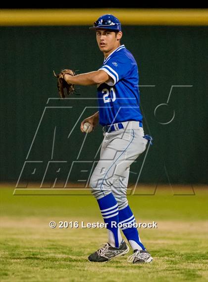 Thumbnail 2 in MacArthur vs Warren photogallery.