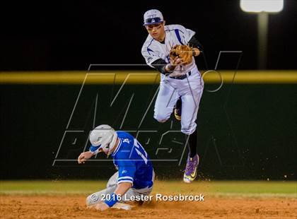 Thumbnail 1 in MacArthur vs Warren photogallery.