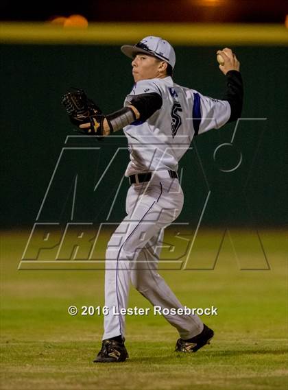 Thumbnail 2 in MacArthur vs Warren photogallery.