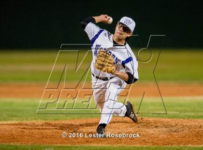 Thumbnail 3 in MacArthur vs Warren photogallery.