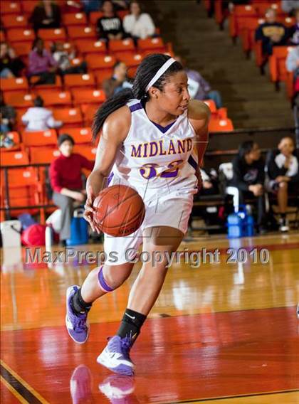 Thumbnail 2 in Midland vs. Cedar Hill (Texas UIL 5A Region 1 Semifinal) photogallery.