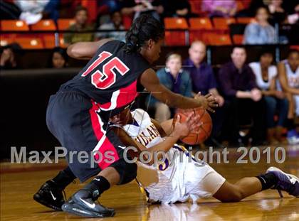 Thumbnail 2 in Midland vs. Cedar Hill (Texas UIL 5A Region 1 Semifinal) photogallery.