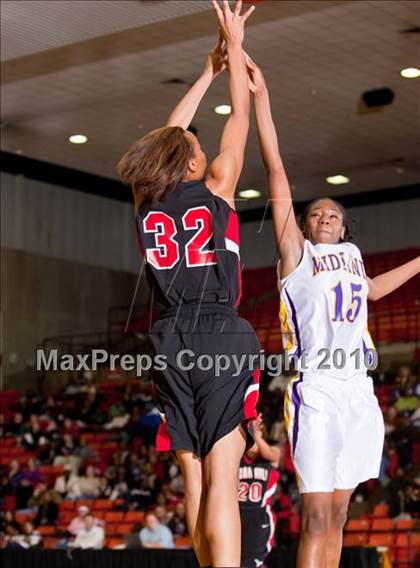 Thumbnail 2 in Midland vs. Cedar Hill (Texas UIL 5A Region 1 Semifinal) photogallery.
