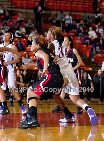 Thumbnail 1 in Midland vs. Cedar Hill (Texas UIL 5A Region 1 Semifinal) photogallery.