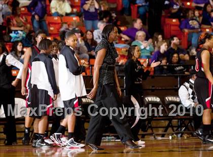 Thumbnail 2 in Midland vs. Cedar Hill (Texas UIL 5A Region 1 Semifinal) photogallery.