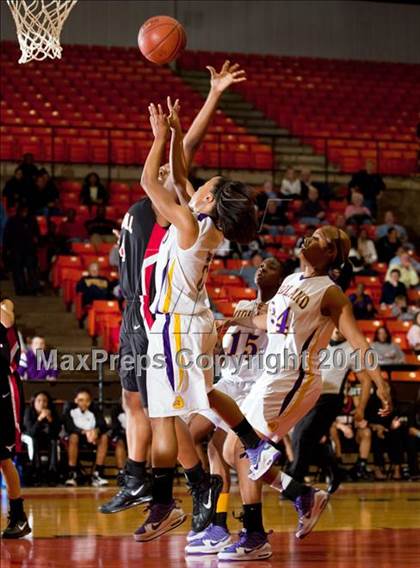 Thumbnail 2 in Midland vs. Cedar Hill (Texas UIL 5A Region 1 Semifinal) photogallery.