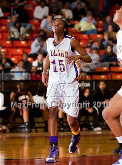 Thumbnail 3 in Midland vs. Cedar Hill (Texas UIL 5A Region 1 Semifinal) photogallery.