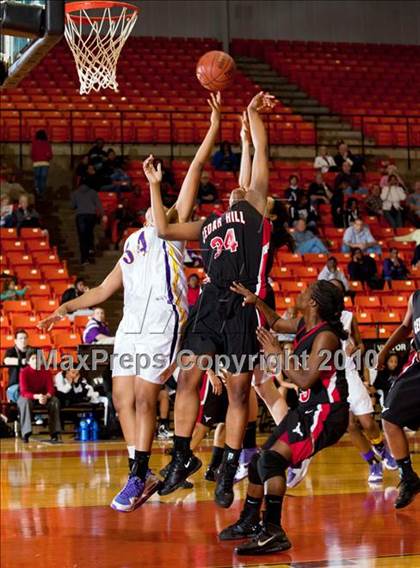 Thumbnail 2 in Midland vs. Cedar Hill (Texas UIL 5A Region 1 Semifinal) photogallery.
