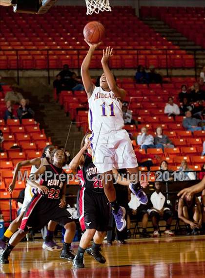 Thumbnail 2 in Midland vs. Cedar Hill (Texas UIL 5A Region 1 Semifinal) photogallery.