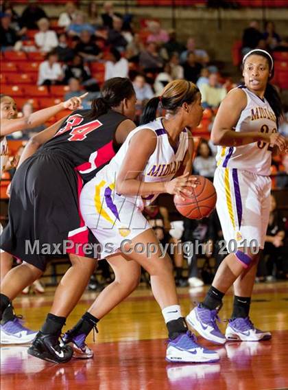 Thumbnail 2 in Midland vs. Cedar Hill (Texas UIL 5A Region 1 Semifinal) photogallery.