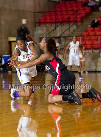 Thumbnail 3 in Midland vs. Cedar Hill (Texas UIL 5A Region 1 Semifinal) photogallery.