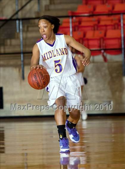 Thumbnail 2 in Midland vs. Cedar Hill (Texas UIL 5A Region 1 Semifinal) photogallery.
