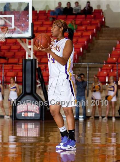 Thumbnail 2 in Midland vs. Cedar Hill (Texas UIL 5A Region 1 Semifinal) photogallery.
