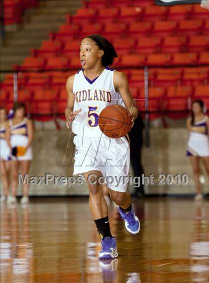 Thumbnail 1 in Midland vs. Cedar Hill (Texas UIL 5A Region 1 Semifinal) photogallery.