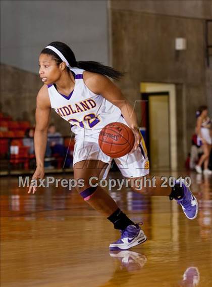 Thumbnail 2 in Midland vs. Cedar Hill (Texas UIL 5A Region 1 Semifinal) photogallery.