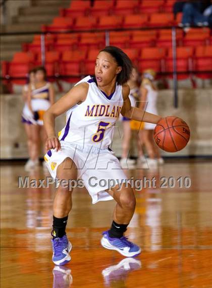 Thumbnail 1 in Midland vs. Cedar Hill (Texas UIL 5A Region 1 Semifinal) photogallery.