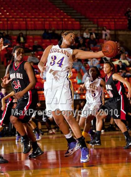 Thumbnail 2 in Midland vs. Cedar Hill (Texas UIL 5A Region 1 Semifinal) photogallery.