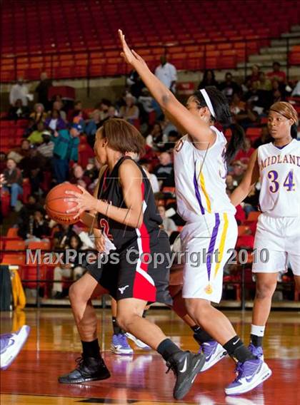 Thumbnail 2 in Midland vs. Cedar Hill (Texas UIL 5A Region 1 Semifinal) photogallery.