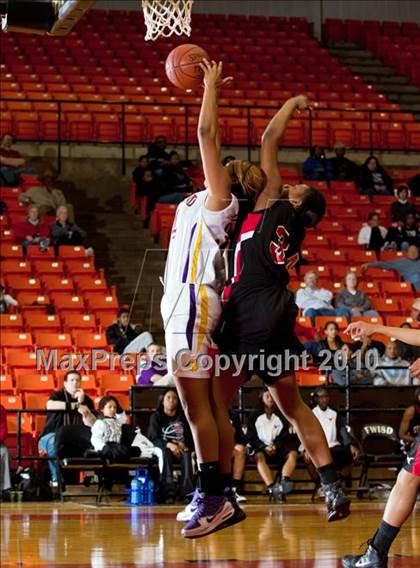 Thumbnail 3 in Midland vs. Cedar Hill (Texas UIL 5A Region 1 Semifinal) photogallery.