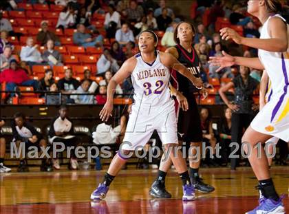 Thumbnail 2 in Midland vs. Cedar Hill (Texas UIL 5A Region 1 Semifinal) photogallery.